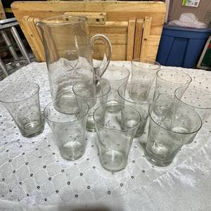 lot 126 image: Starburst Pattern Pitcher with 10 Tumblers Lot