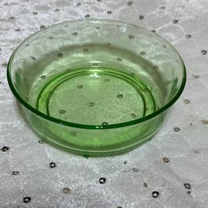 lot 128 image: Green Glass Round Bowl Approx. 5 Inch Diameter