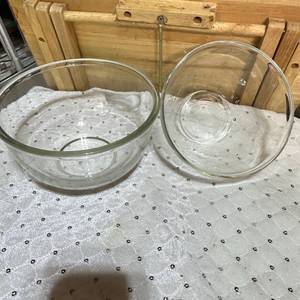 lot 131 image: Clear Bowls Set of 2  Sizes in pics