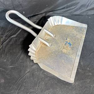 lot 212 image: Metal Dust Pan with Loop Handle