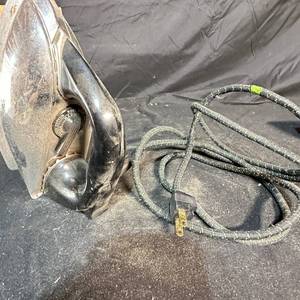 lot 213 image: Handyhot Automatic Clothes Iron 1000 Watt 1501-SA-4270