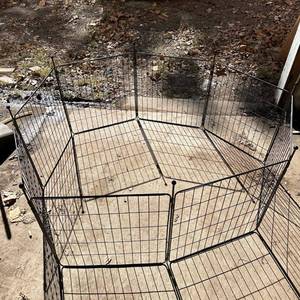 lot 226 image: Black Wire Pet Exercise Pen Panels Approx 24 High - 8 total panels - aprox 23 long ea