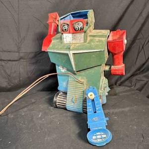 lot 235 image: IDEAL Toy Corp Robot Toy Uses D Size Batteries