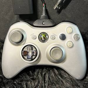lot 279 image: Microsoft Xbox 360 Wireless Controller with 3600mAh Battery XB54460-001