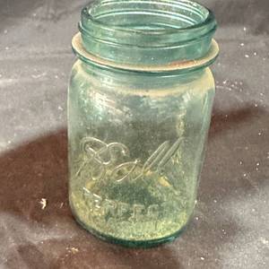 lot 325 image: Ball Perfect Mason Canning Jar