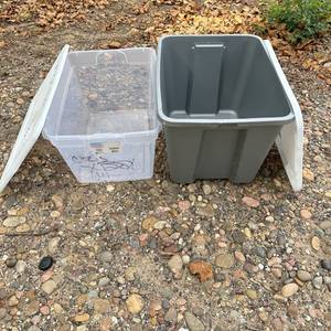lot 351 image: Lot of 2 tubs wlids - Sterilite 58 Qt Storage Box 1847LAB8 and 18 Gal Tote 2186LAB83F