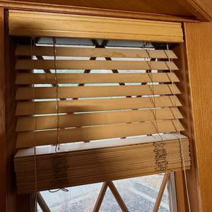 lot 388 image: Set of 4 - read desc -  Horizontal Window Blind with Headrail and Pull Cords, 2 Wide Slats 3 face cover cap
