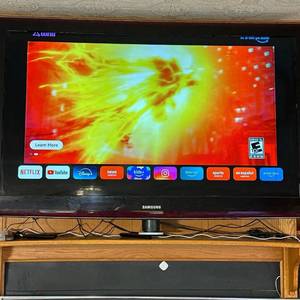 lot 390 image: 52 Samsung Flat Screen TV &amp wall mount - to be removed - bring your tools