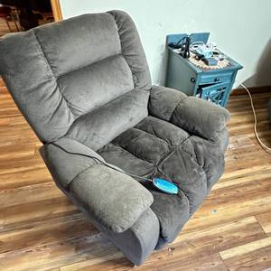 lot 393 image: Massage Recliner Chair with Heat - Handheld Controller - 20W x 34D x 39H