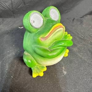 lot 408 image: $1 Start - Green Frog Figurine with Solar Panel Eyes and Back Solar Panel, OFF-ON Switch