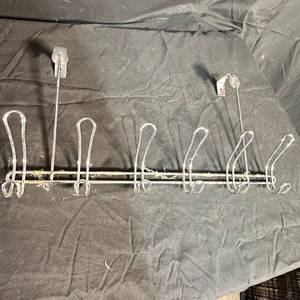 lot 409 image: $1 Start - Over-the-Door Wire Hook Rack 6 Hooks