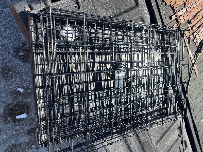 lot 21 image: Medium Large Steel Pet Crate - Folds up - Roughly 36 x 30 x 30
