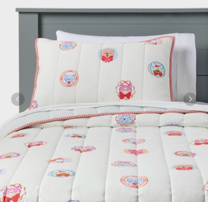 lot 646 image: Pillowfort FullQueen Quilt Set 1 Quilt 2 Shams Patisserie Pets - Retail $50