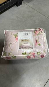 lot 656 image: Harlow & Wren 2 Piece Twin Comforter Set with 1 Sham 64 x 88 in - Retail $0