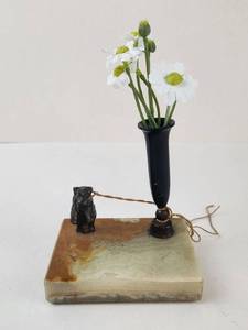 lot 99 image: Vintage Diamond Point Dog Desk Pen Stand