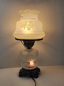 lot 101 image: Vintage Frosted Glass Rose Parlor Lamp 16