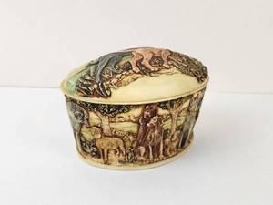 lot 122 image: Hunting Dogs Trinket Box with Lid