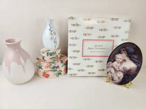 lot 140 image: Floral Themed Lot Avon Doorknocker Plate Box with Vases and Boxes