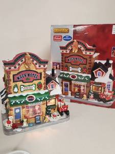 lot 148 image: LEMAX Wags Motel Doggy Daycare Christmas Village Building Meet Santa Paws 15800