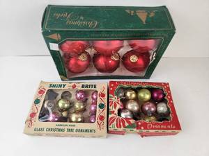 lot 154 image: Lot of 3 Boxed Glass Christmas Tree Ornaments Vintage Shiny Brite and Kriebs Sets