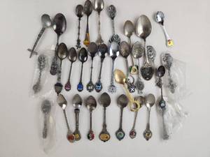 lot 173 image: Lot of Assorted Souvenir Spoons Alaska Texas Hawaii Scotland Thailand