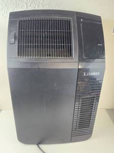 lot 197 image: Lasko Movable Air Heater 1500 Watt CC24920