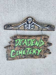 lot 301 image: Deadend Cemetery Halloween Sign with Skeleton Topper