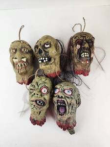 lot 310 image: Vintage Rubber Hanging Severed Heads Voodoo Halloween 6