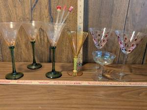 lot 5 image: Glassware Lot 7 Pieces Cocktail Martini Champagne Glasses with Stirrers
