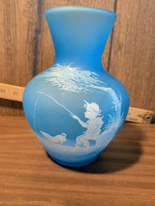 lot 7 image: Vintage Westmoreland style vase Mary Gregory