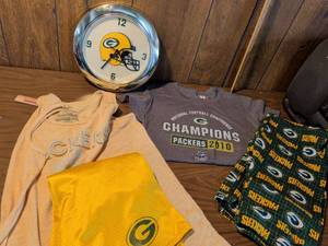 lot 15 image: Green Bay Packers Merchandise Lot Clock T-Shirts Shorts 2010 NFC Champions