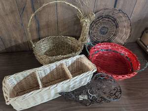 lot 40 image: Assorted Basket Lot of 5 Woven and Wire Baskets