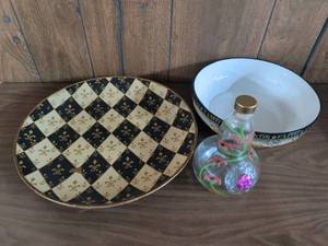lot 42 image: Decorative Lot Fleur-de-Lis Checkered Plate, Friends Faith Family Bowl, Bottle