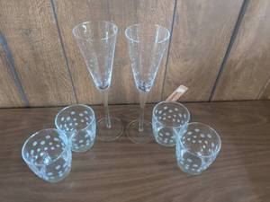 lot 61 image: Champagne Flute and Tumbler Lot 6 Pieces White Dot Pattern