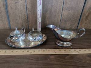 lot 84 image: Gravy Boat and Covered Bowl Serving Set with Tray Lot