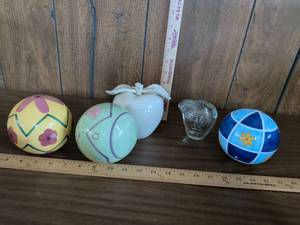 lot 87 image: Lot of 5 Decorative Spheres and Apple Figurines, Painted Balls, Glass and Ceramic Apples