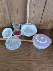 lot 106 image: Kitchen Container Lot 1 Liter Measuring Cup Perforated Bowl Microwave Covers