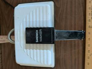 lot 121 image: Sandwich Maker Electric Appliance with Triangle Sandwich Cavities