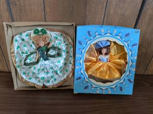 lot 139 image: Lot of 2 Small Dolls in Boxes, Shamrock Print Dress and Yellow Satin Dress