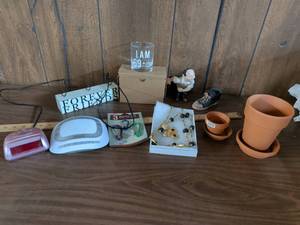 lot 148 image: HoMedics Sound Machine and Assorted Household Decor Lot