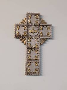 lot 254 image: Wall Cross with Raised Dove Emblem Decorative Wall Hanging