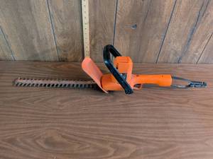 lot 271 image: Black & Decker Deluxe 16 in Single Action Hedge Trimmer