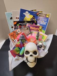 lot 10 image: KidsTeen Halloween Gift Bowl (Girl)#1 - Retail $0