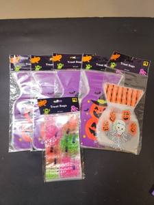 lot 14 image: Halloween Treat Bags 26 Count Lot of 6 Packages (156 Bags) - Retail $6