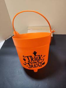 lot 70403 image: Trick or Treat Halloween Candy Bucket Orange with Handle Lot of 4 - Retail $12