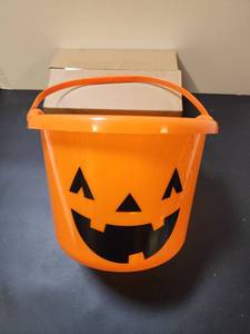 lot 70407 image: Jack-o-Lantern Trick-or-Treat Pail with Carry Handle (5Pk) - Retail $6