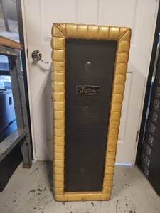 lot 59 image: Kustom amplifier speaker cabinet with quilted frame