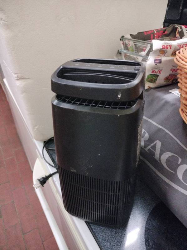 lot 25914 image: Compact Air Purifier with Dual Outlet Vents