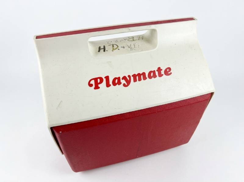 lot 3671 image: Igloo Playmate Cooler RedWhite 16qt