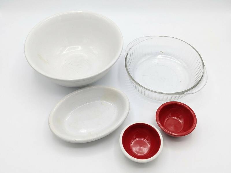 lot 4064 image: Mixing Bowls and Small Serving Dishes Set